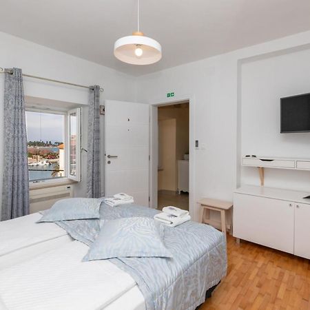 Apinelo Aparthotel Supetar Exteriör bild