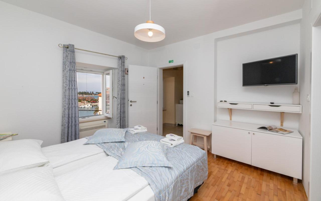 Apinelo Aparthotel Supetar Exteriör bild