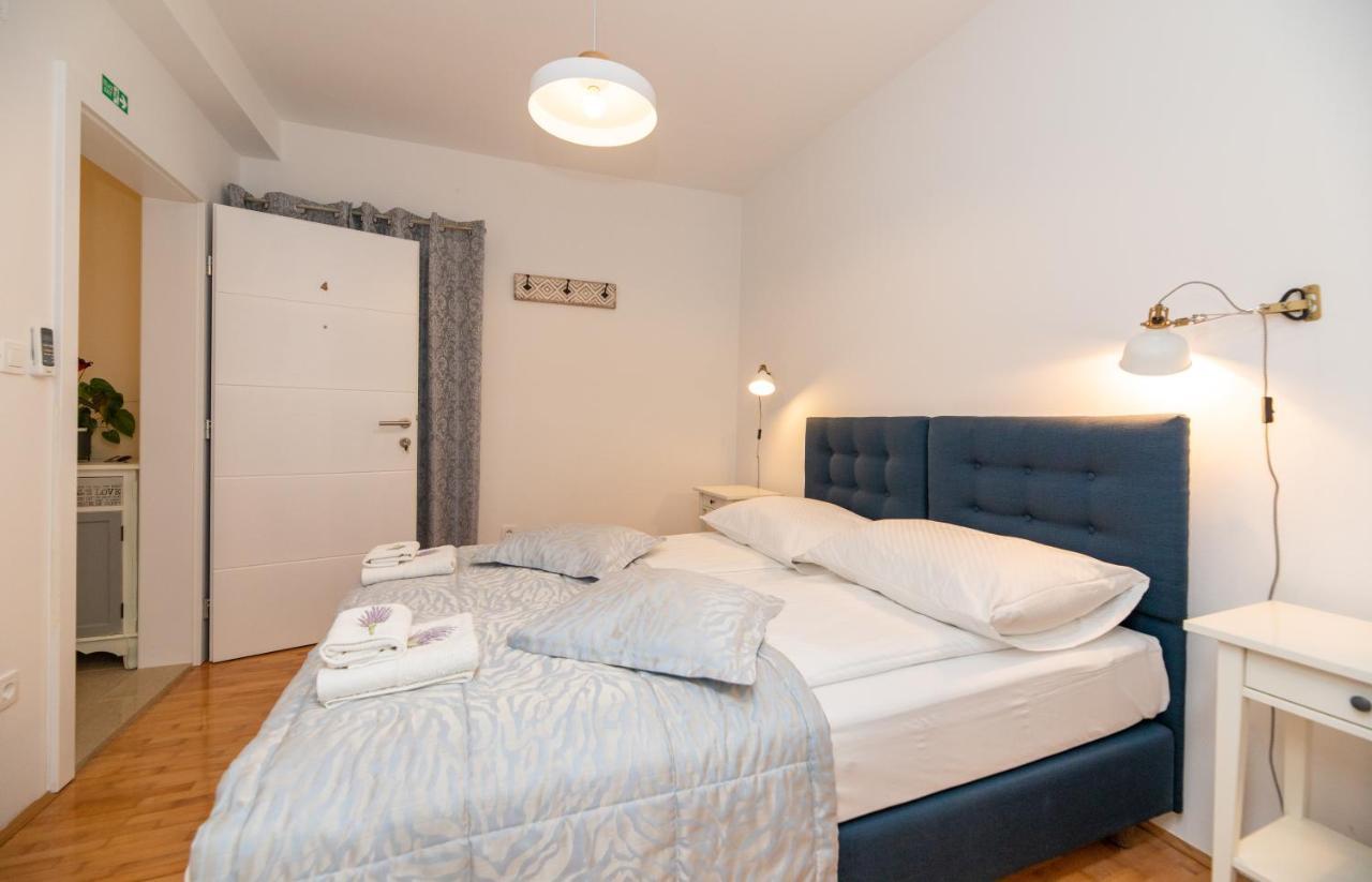 Apinelo Aparthotel Supetar Exteriör bild