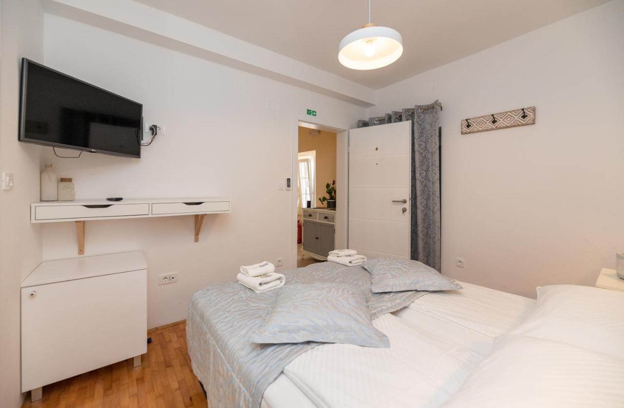 Apinelo Aparthotel Supetar Exteriör bild