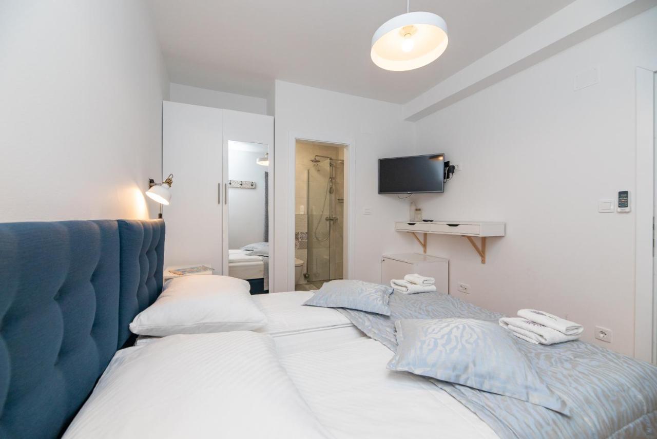 Apinelo Aparthotel Supetar Exteriör bild