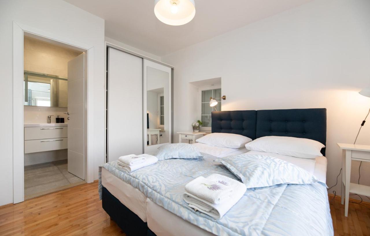 Apinelo Aparthotel Supetar Exteriör bild