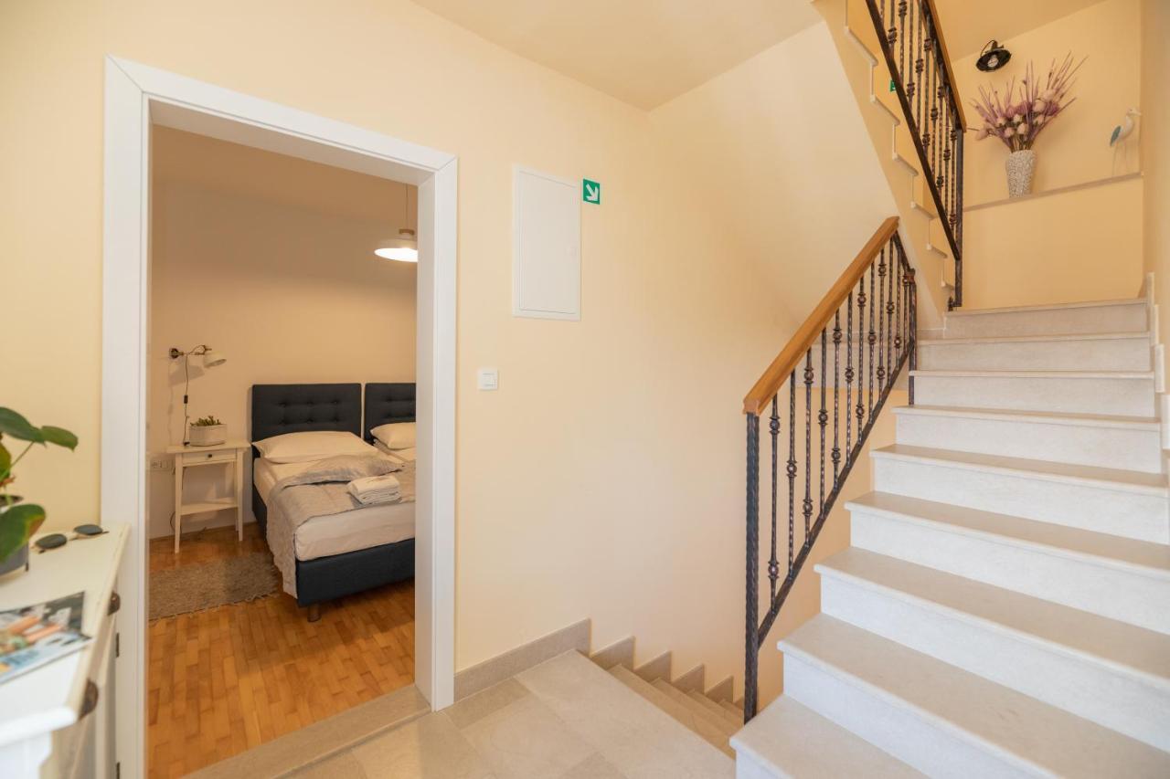 Apinelo Aparthotel Supetar Exteriör bild